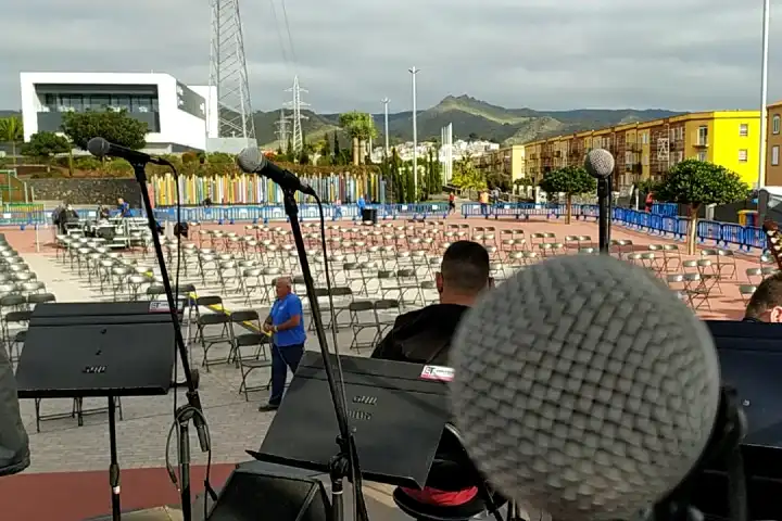 Parque Las Mantecas te La Laguna -Openluchtpodium met lege stoelen.