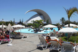 Zomer van Parque Marítimo te Santa Cruz - beeld van zonnebaders rond de zwemkom