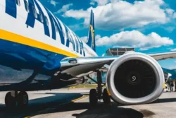 OCU waarschuwt luchtvaartmaatschappijen - vliegtuig van Ryanair