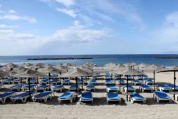 Recordaantal toeristen Canarische eilanden in juni - foto strand met ligbedden en parasols