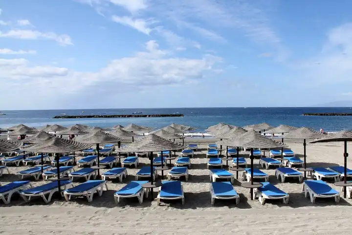 Recordaantal toeristen Canarische eilanden in juni - foto strand met ligbedden en parasols