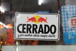 Wat is er open op Tenerife op 15 augustus? - bord met "Cerrado" (gesloten)