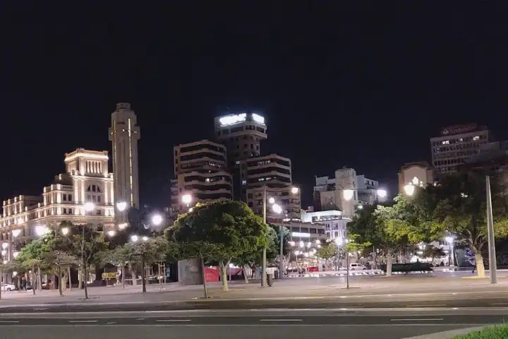 Zondag winkelen Santa Cruz de Tenerife - foto Santa Cruz bij avond