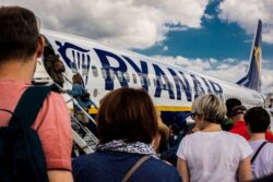 Kritiek plan Ryanair - beeld van mensen die instappen bij Ryanair