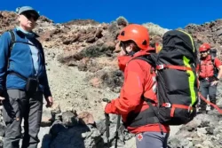 reddingskosten Teide Rode kruis medewerker met enkele wandelaars op El Teide