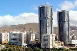 Woningmarkt Tenerife - foto Santa Cruz de Tenerife met de "Torres"