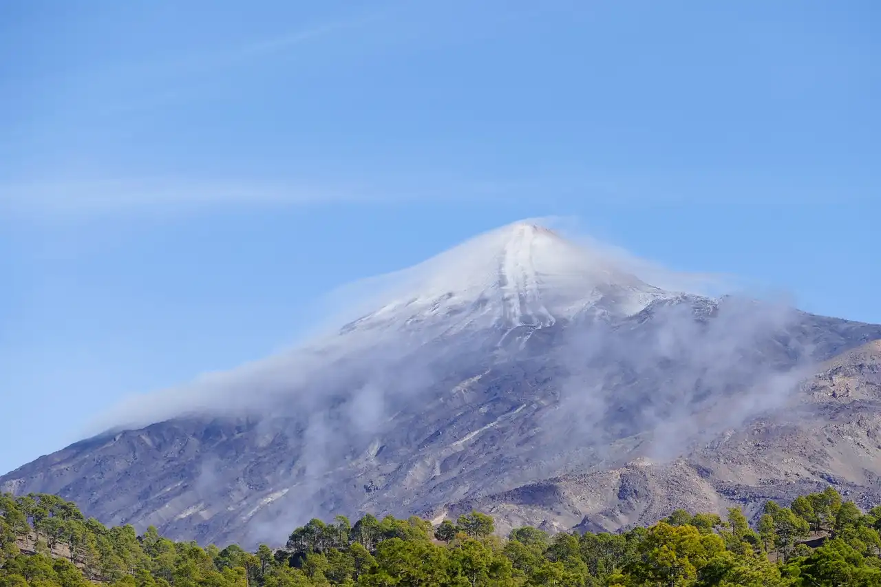 Verhoogde vulkanische activiteit Teide - foto van El Teide in de wolken