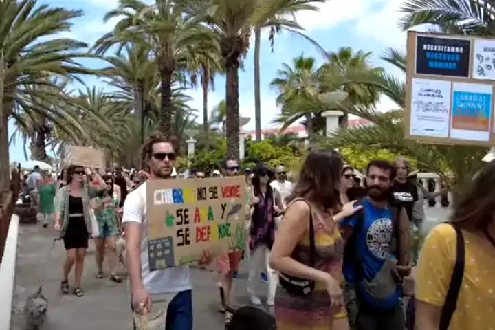 Protest massatoerisme op Tenerife - beeld Playa de las Américas